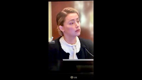 Amber Heard snorts Coke in court 😳