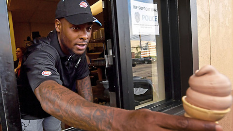 LOL! Le'Veon Bell's First Day at Dairy Queen, Learns How To Dip The Perfect Ice Cream Cone