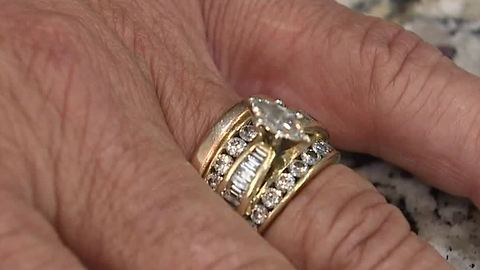 Couple receive surprise after paying for wedding ring - FB