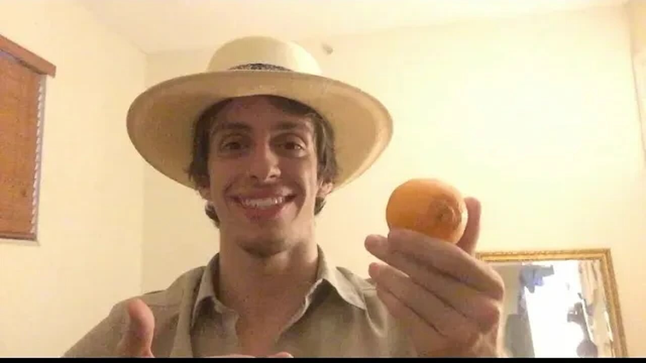 Lupeels and eats a clementine ASMR (Juicy, chewing, peeling)