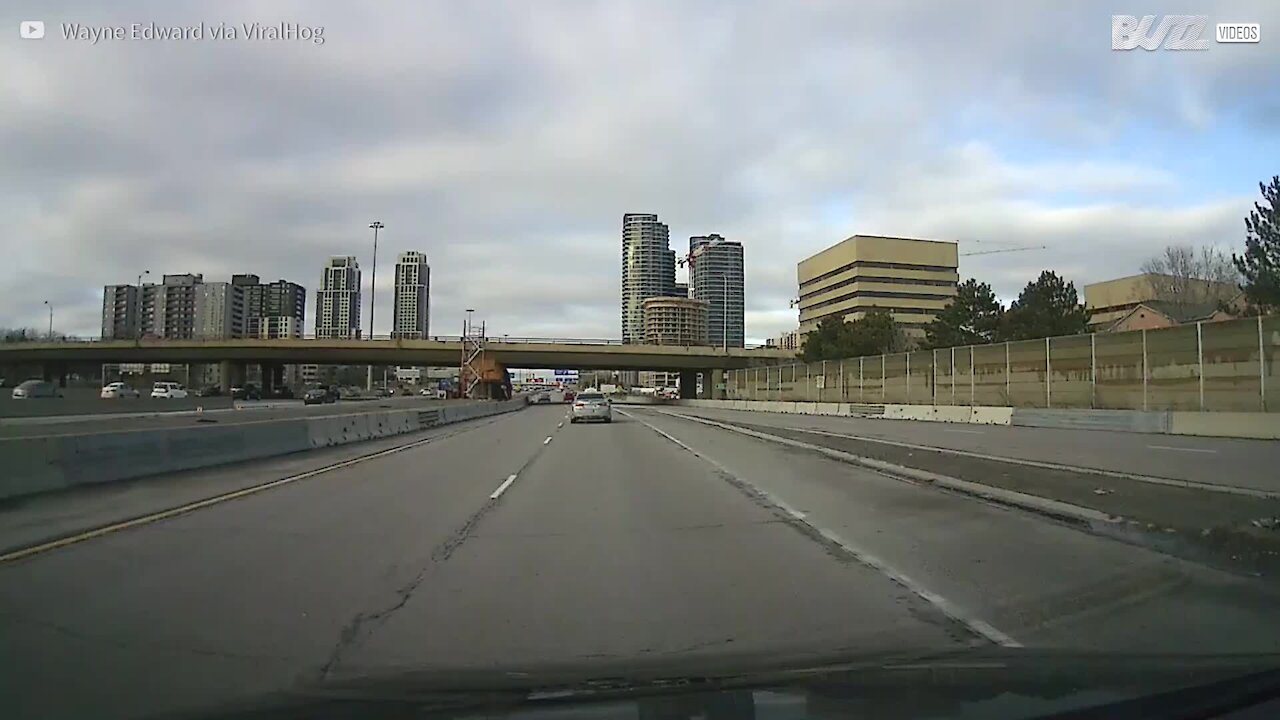 Un piéton imprudent traverse l'autoroute