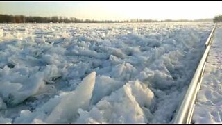 Fiume congela in modo impressionante