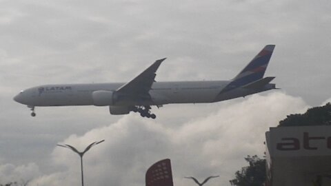 Boeing 777-300ER PT-MUE on final approach before landing in Manaus from Guarulhos