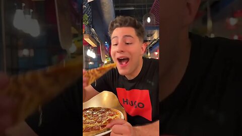 AM TESTAT PENTRU PRIMA DATA NOUA PIZZA #oguritamica #mancaciosul #food #mancare #romania