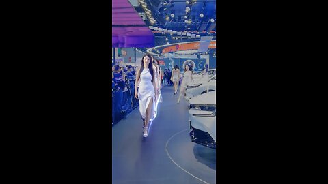 美女车模集体亮相39