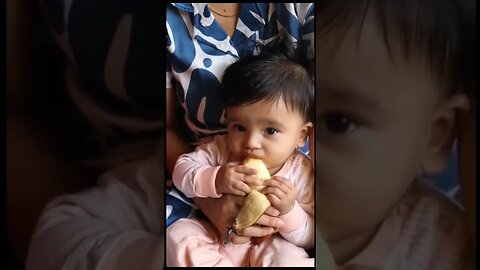 7 months old baby eats banana 🍌 #shorts #ashortaday