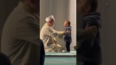 Kid Jokes Around with the imaam, while imam is reciting the Quran #quran #islam #shorts