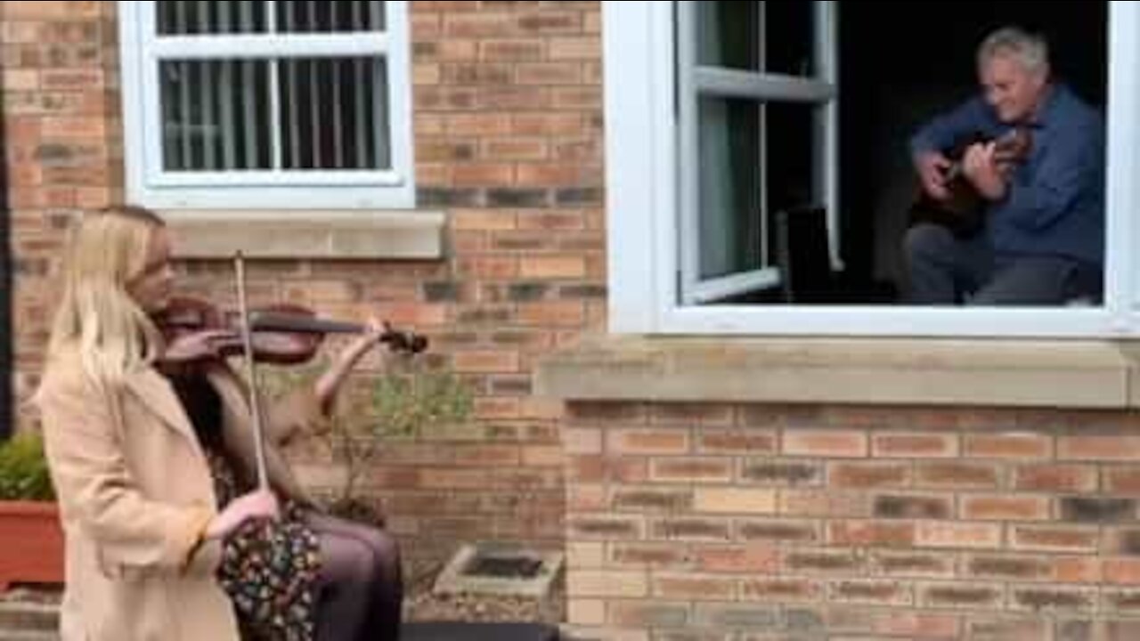 Neta toca violino com avô em quarentena