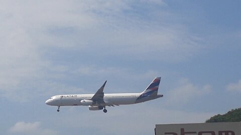 Airbus A321 PT-MXN na aproximação final antes de pousar em Manaus vindo de Guarulhos