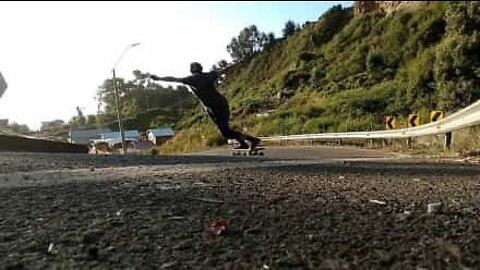 Skater cade a grande velocità in una discesa del Cile