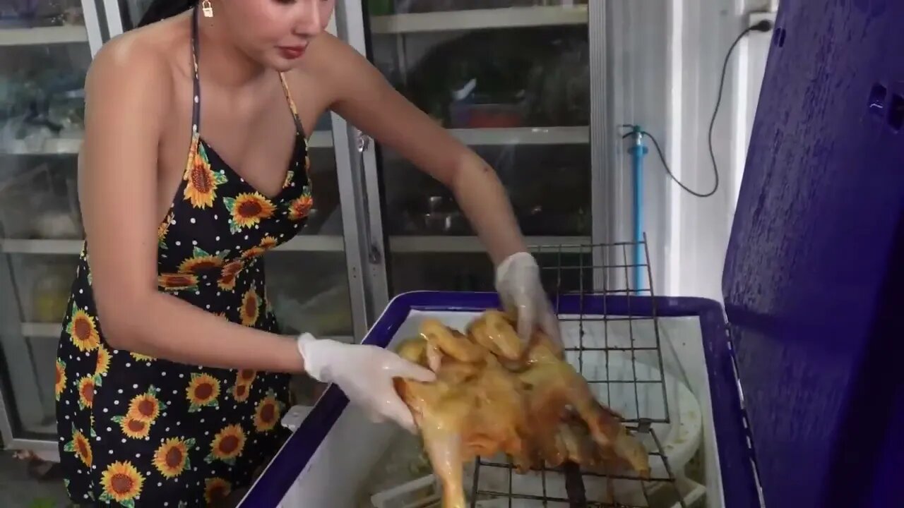 Amazing Grilled Chicken Served By Beautiful Thai Lady - Thailand Street Food-7