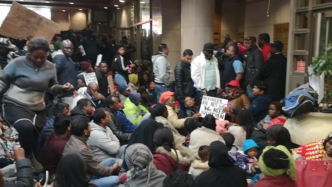 SOUTH AFRICA - Cape Town - Hundreds of refugees protested outside the offices of United Nations High Commission for Refugees (VIDEO) (jXa)