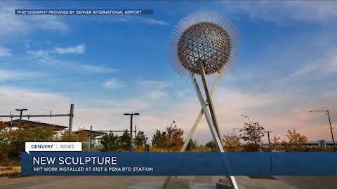 New, tall scupture at 61st and Pena RTD station