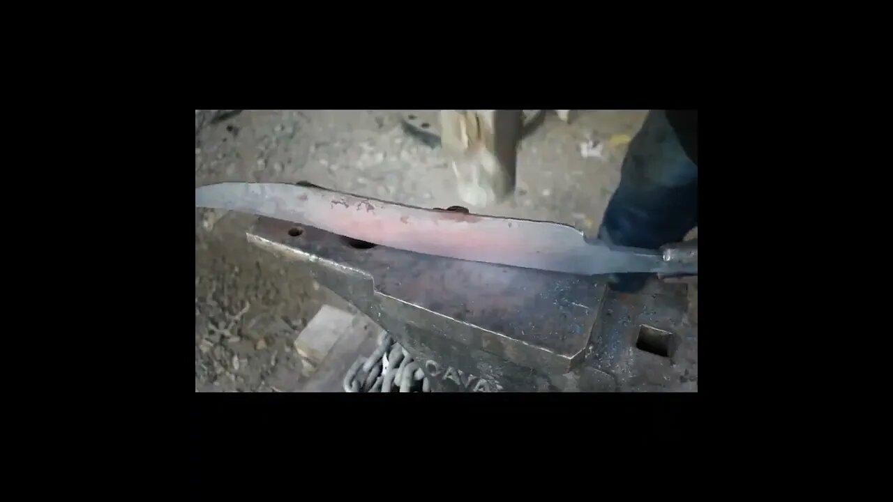 Forging a massive Bowie knife #knifemaking