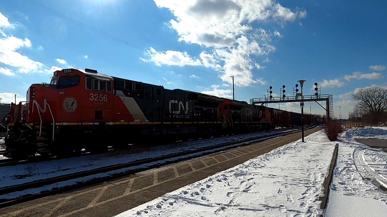 CN 3256 & CN 3013 Engines Manifest Train East In Ontario