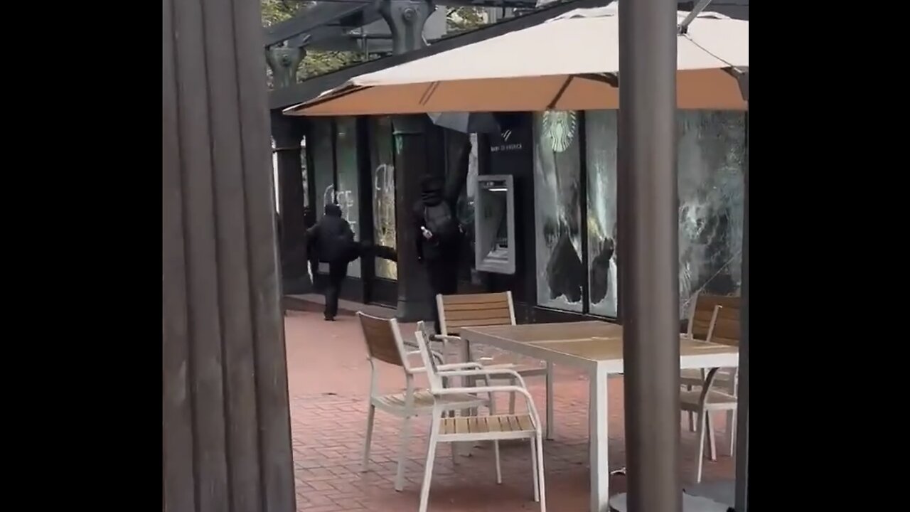 ANTIFA THUGS SMASHES🥷🏪KICKS IN WINDOWS AT STARBUCKS 🏪🥷💫