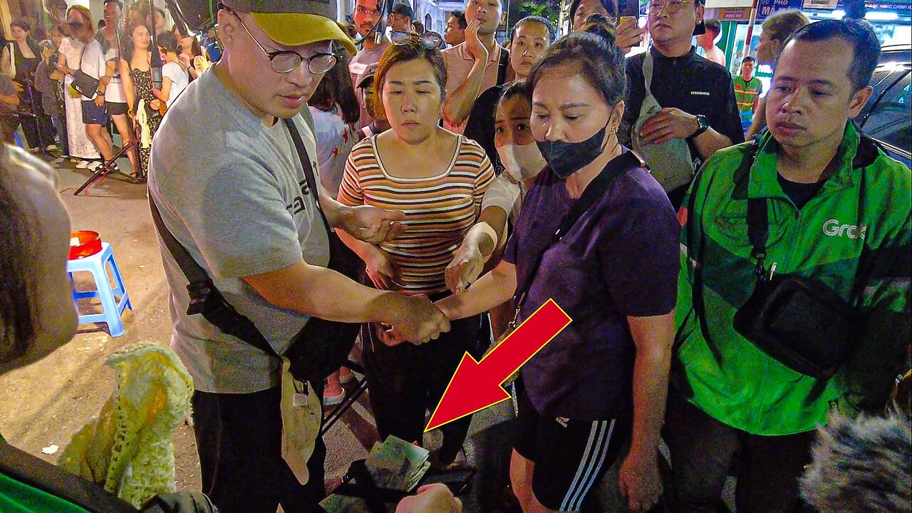 【4K HOT】The Pickpocketing Issue at Hanoi's Night Pedestrian Street - Nightlife in HANOI VIETNAM