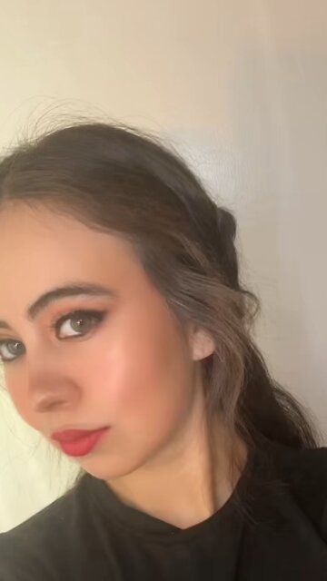 One day, I’ll get the hang of natural make up, but today is not that day #makeup #beauty #facecard