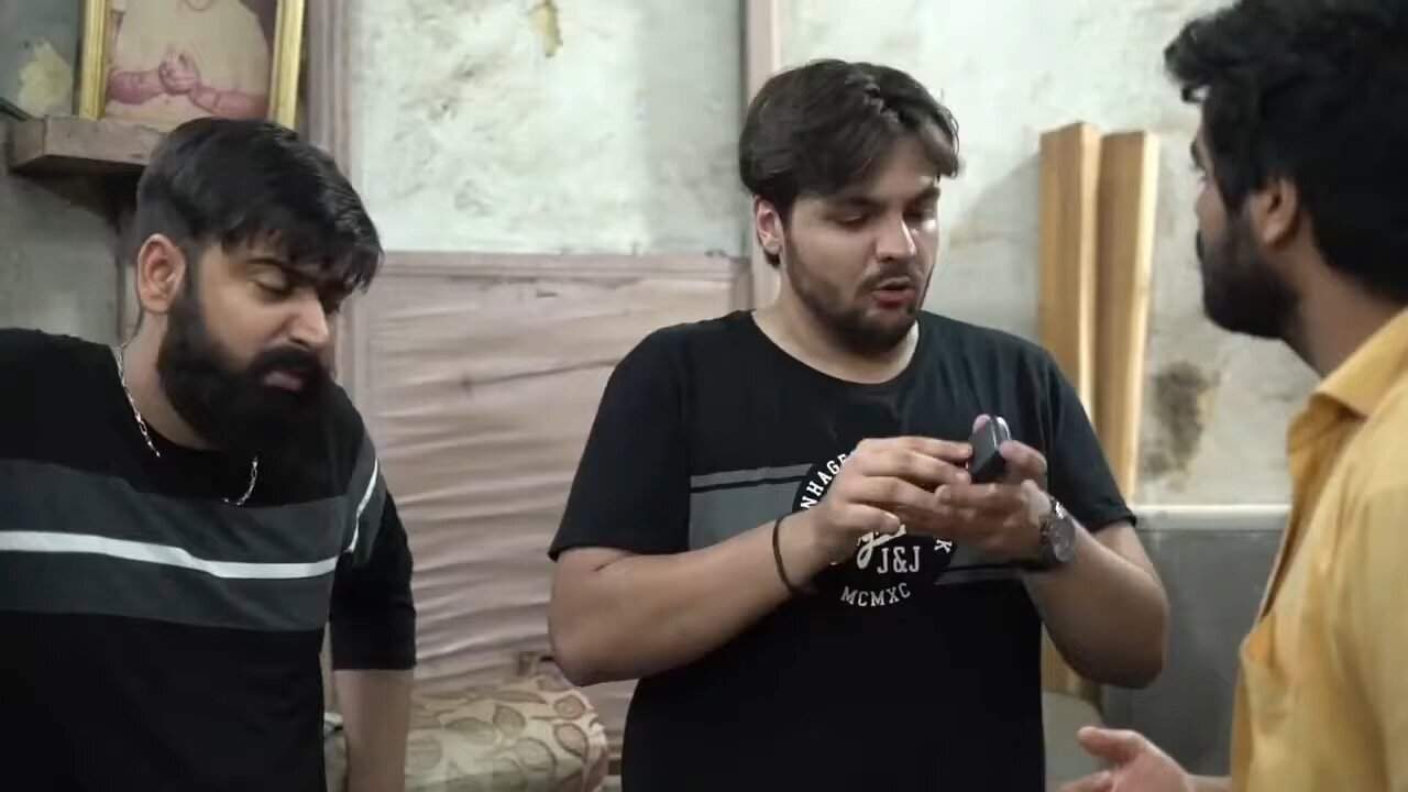 Ashish chanchlani trying to open Nokia 33,10 😂✨