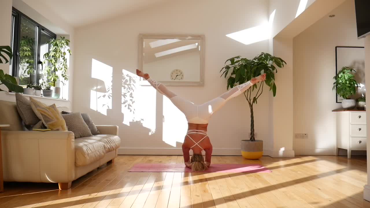 Yoga Expert Demonstrates Awesome Headstand Workout