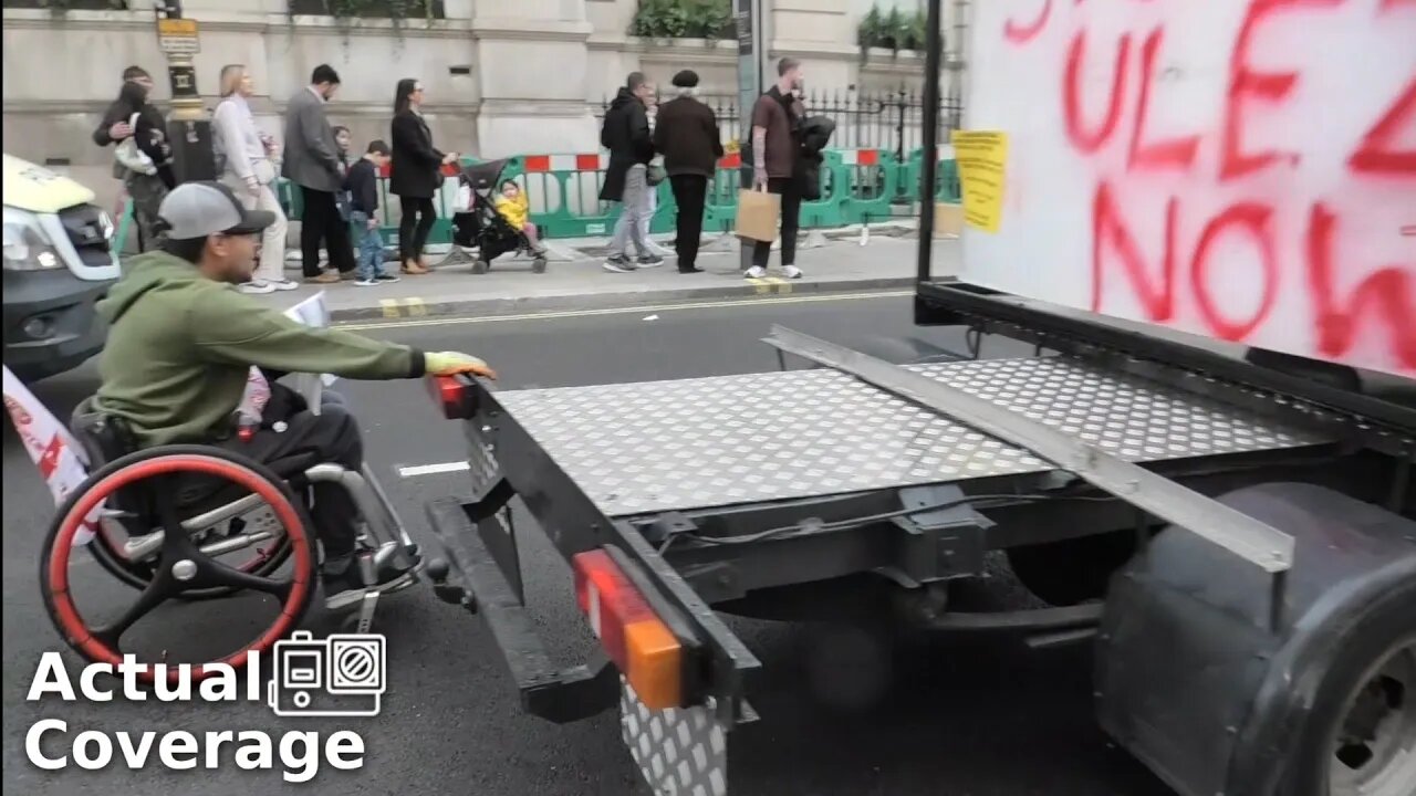 Anti ULEZ vehicles drive through Trafalgar Square