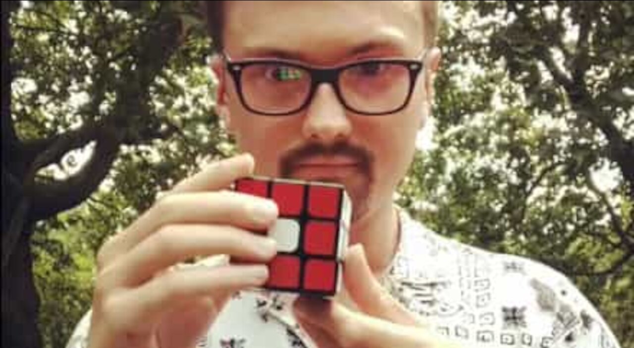 Young guy cracks Rubik's Cube in 30 seconds