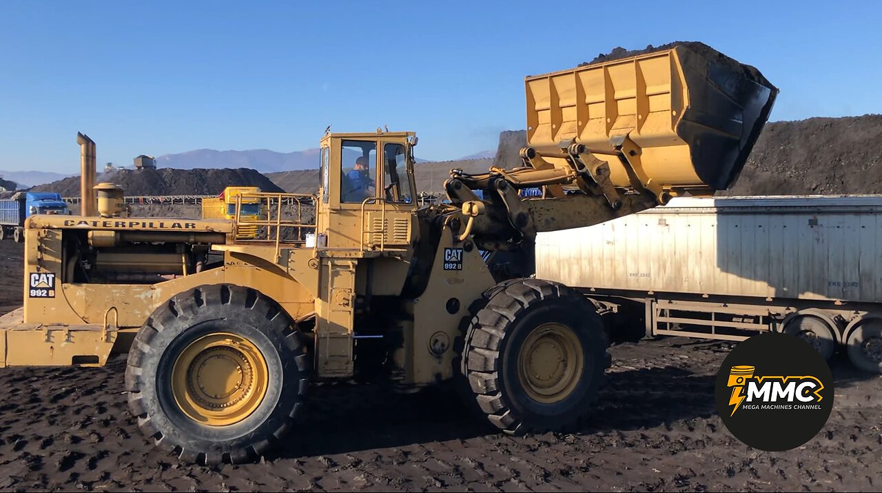 Old But Gold Caterpillar 992B Loading Loarries With Ease | POV View