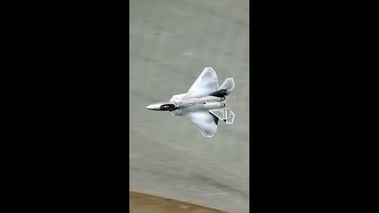 F22 Raptor: Fly B*tches!