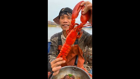 Chinese Fishermen Cooking and Eating Seafood Look So Yummy.