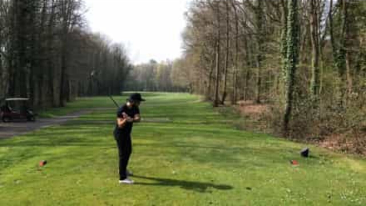 Homem faz grande preparação para tacada de golfe e falha