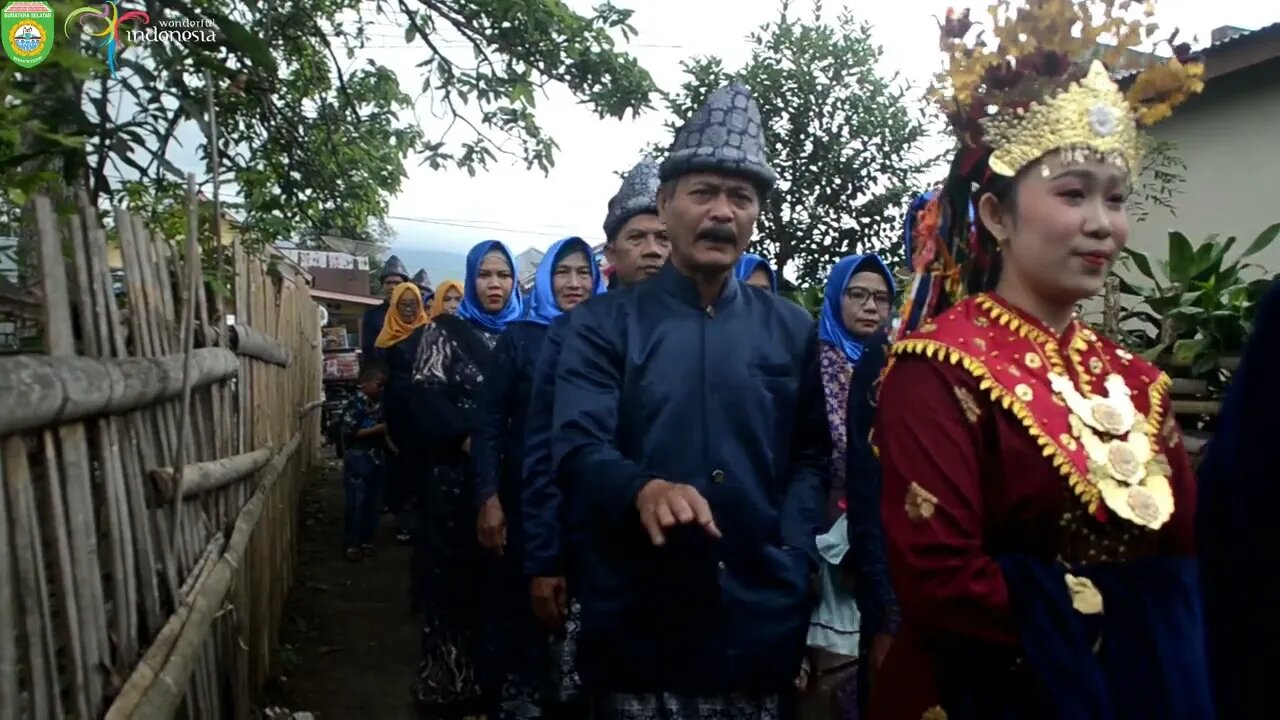 Suasana Hari Pernikahan di desa | Pengantin Memasuki Pelaminan | Acara Resepsi Pernikahan di desa