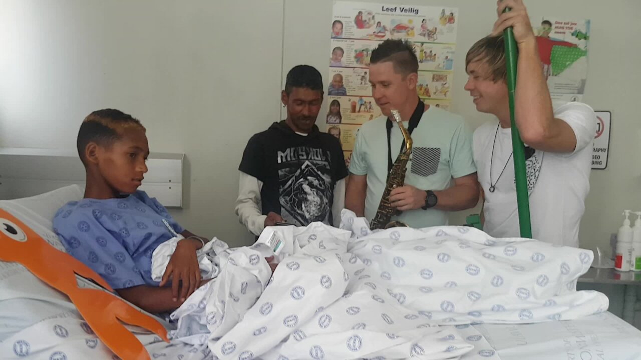 SOUTH AFRICA - Cape Town - Goldfish visit children at Red Cross War Memorial Children’s Hospital (Video) (WjC)