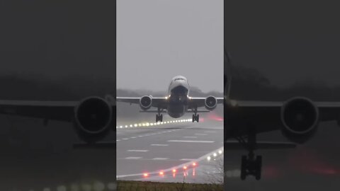 Crosswind Blows this Boeing sideways✈️