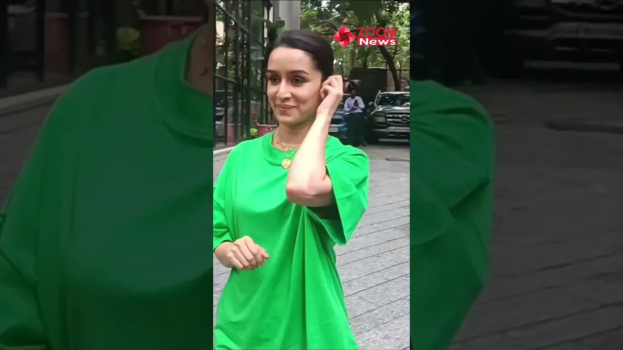 Shraddha Kapoor's kind gesture as she Waits for the Paps to click pictures of her ❤️😍📸 #shorts