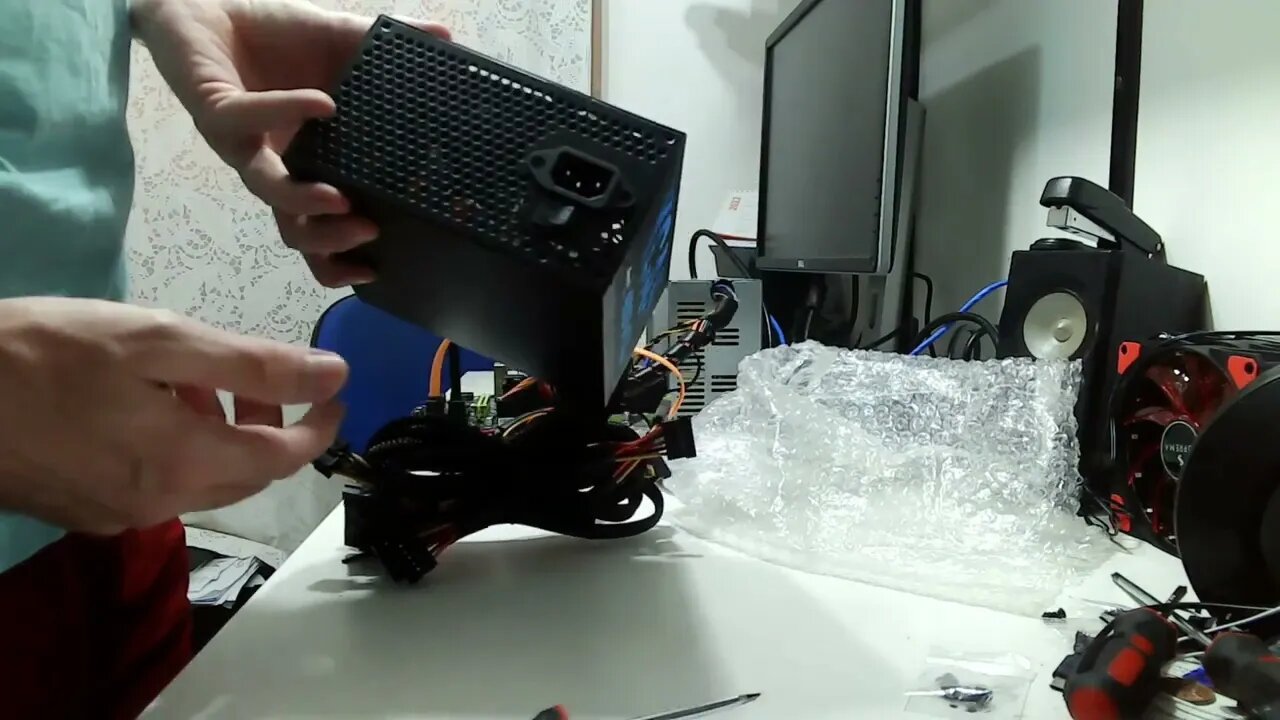 Unboxing e primeira impressão da Fonte Aerocool 400W 80 Plus White KCAS comprada no Amazon.