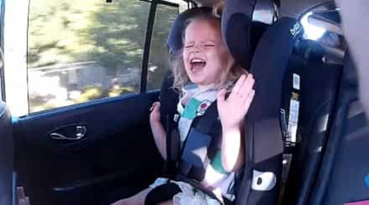 Kid goes crazy when her dad sings Kelly Clarkson