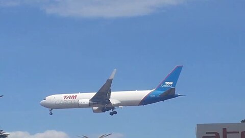 Boeing 767-300ERF PR-ACO na aproximação final antes de pousar em Manaus vindo de Guarulhos