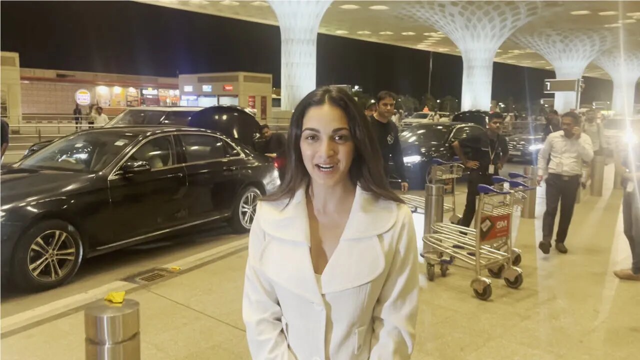 Kiara Advani ACCEPTS paps request & walks slowly at the airport 😍🔥📸✈️