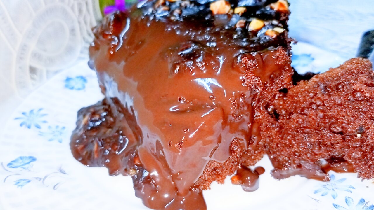 كيكة غرقانة فى الشيكولاتة تجنننننن