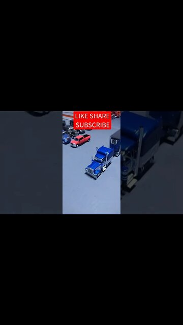 New Peterbilt 389 & Chrome Refrigerated Trailer Rolled Into The Truck Stop 1/64 DCP Diecast Diorama