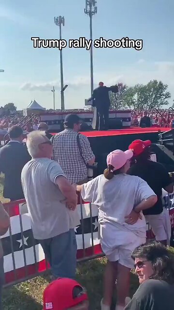 Trump shooting , behind the stage, shows the moments immediately before and after the shooting.