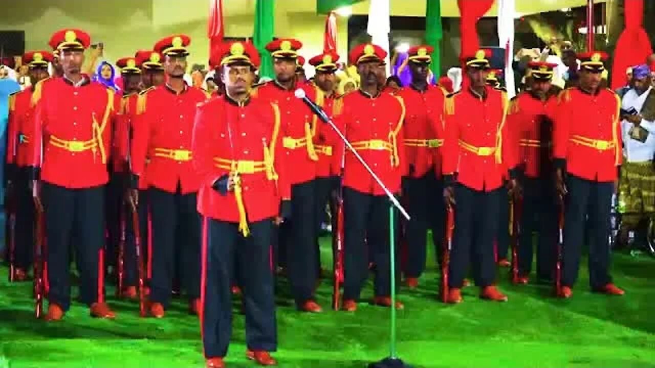 Ciidanka bamboyda heesta calanka jamhuuriyada Somaliland