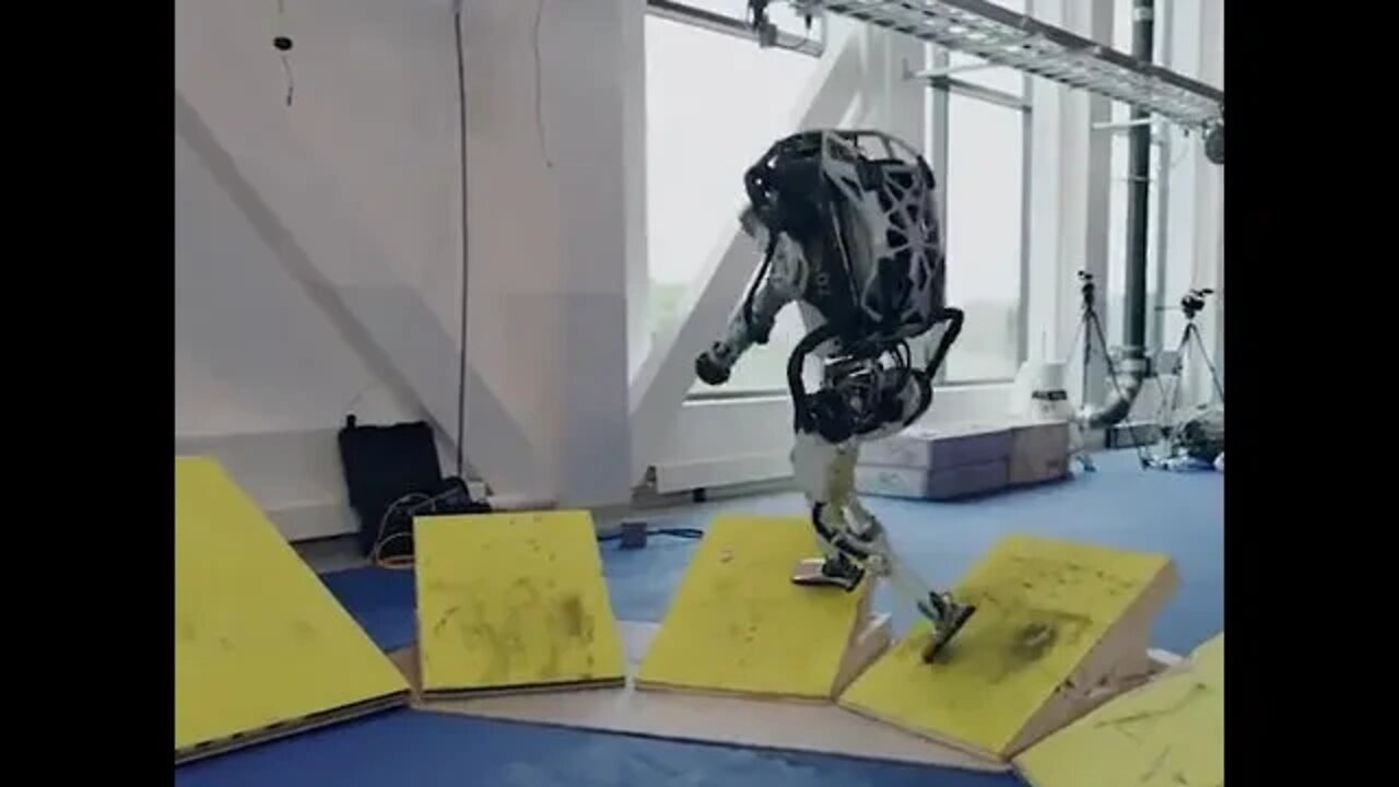 Boston Dynamics‘ Atlas robot can now outperform you in parkour tiktok gigadgetsofficial