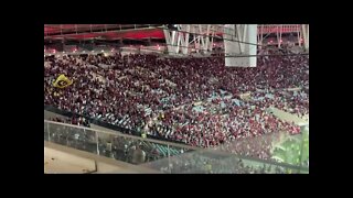 Torcedores hostilizando Marcos Braz e Rodolfo Landim e cantando “Olê Olê Olê Mister”