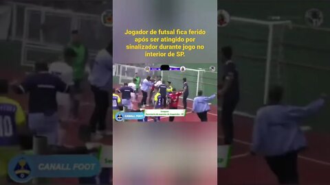 Jogador de futsal fica ferido após ser atingido por sinalizador durante jogo no interior de SP.