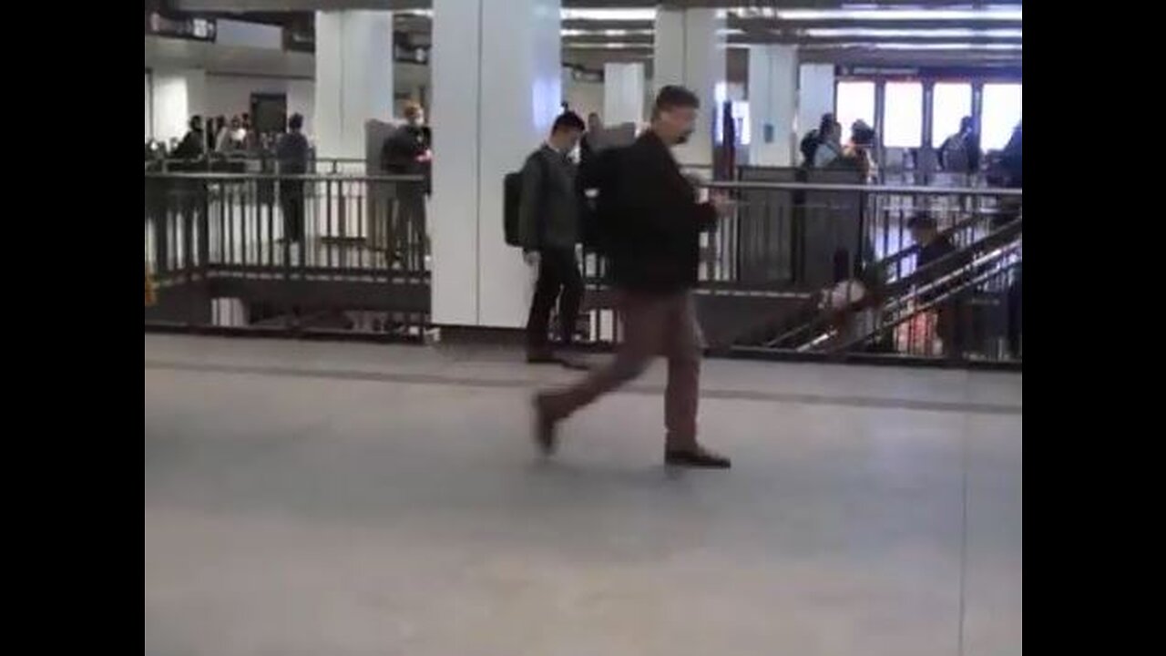 Scene at Wynyard Station a few weeks after mask mandate dropped