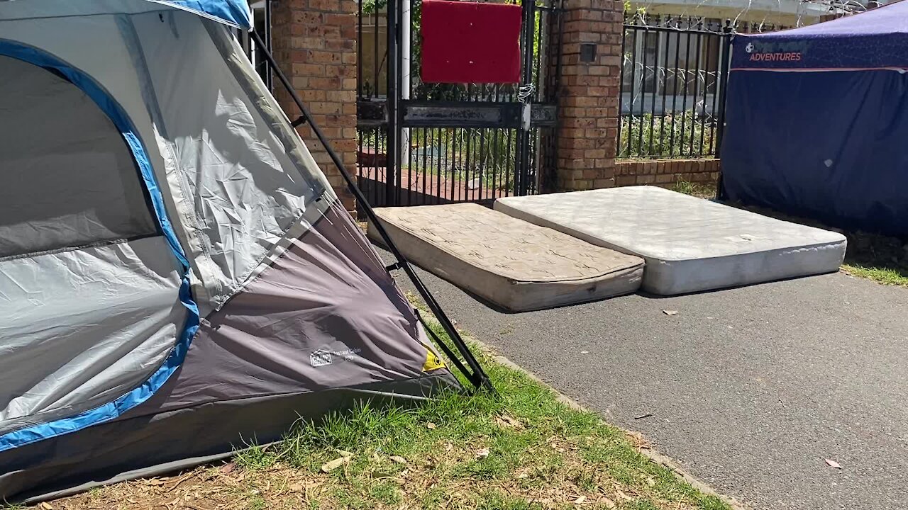 SOUTH AFRICA - Cape Town - Arcadia Place evicted persons camped on road(Video) (6AU)