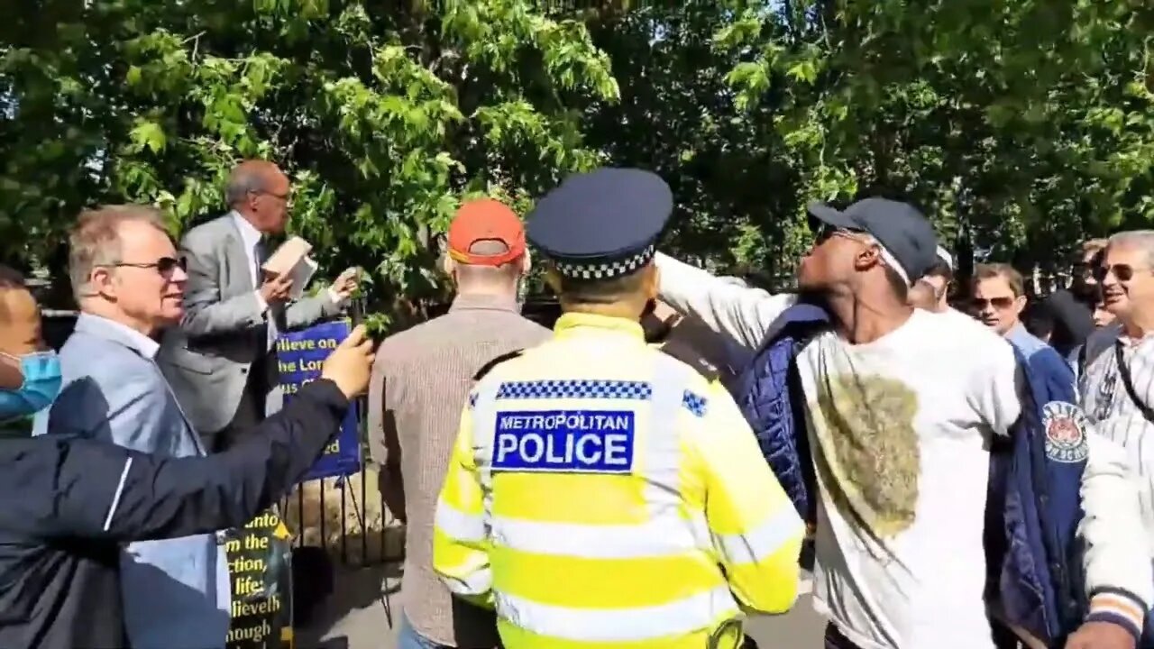 Christian preacher confronted #metpolice