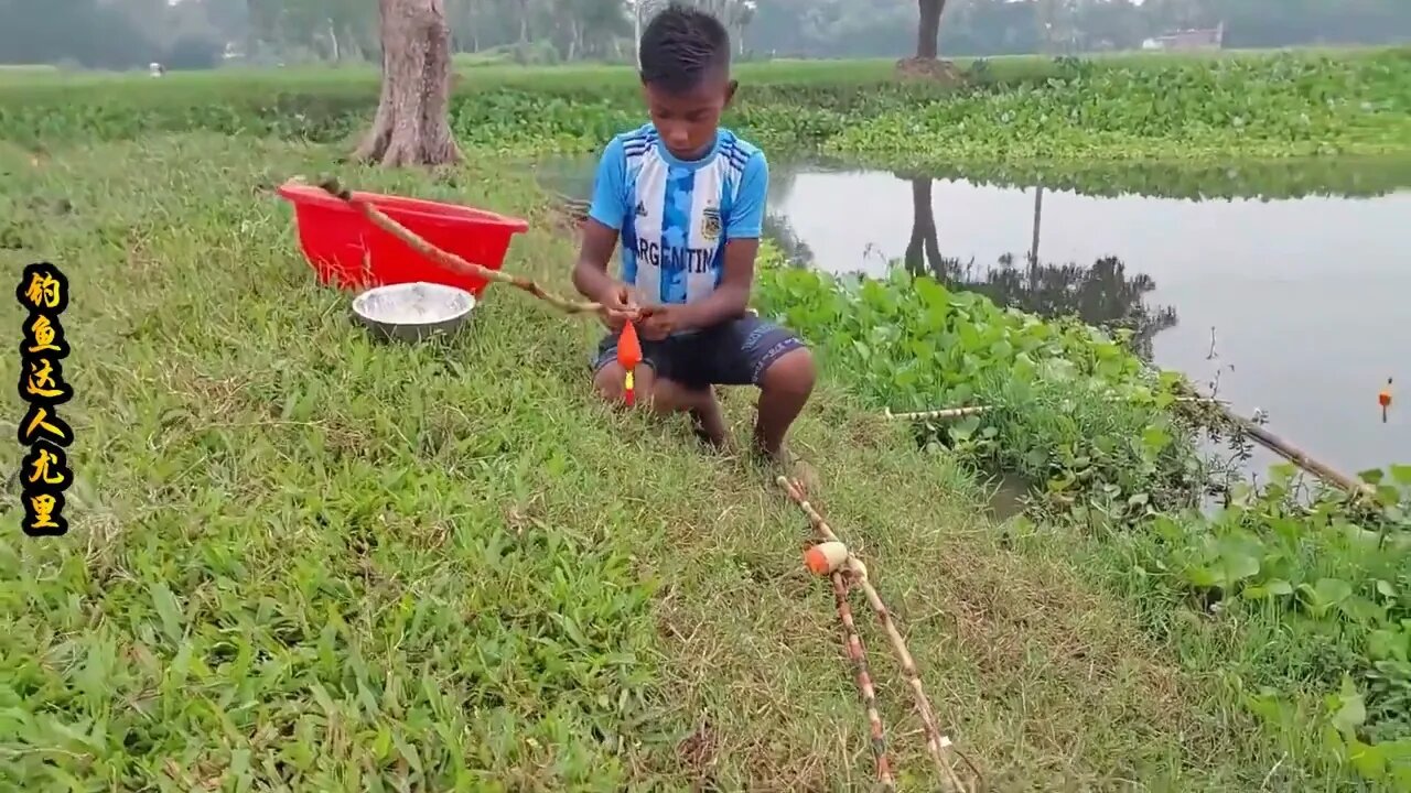 The little boy went fishing by the river and brought home big carp to improve his food +2