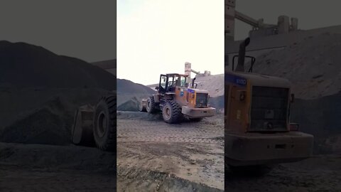 Amazing dump truck loading with a peluder!